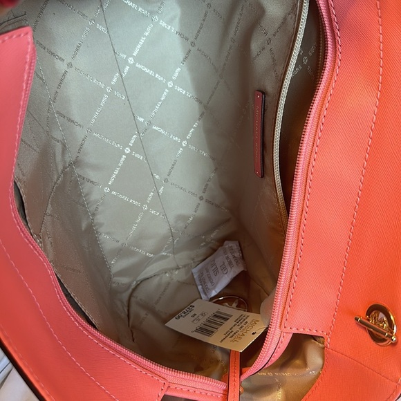 NWT Michael kors Jet set travel purse! Comes with dust bag. Retails $378. Pink! - Picture 3 of 8